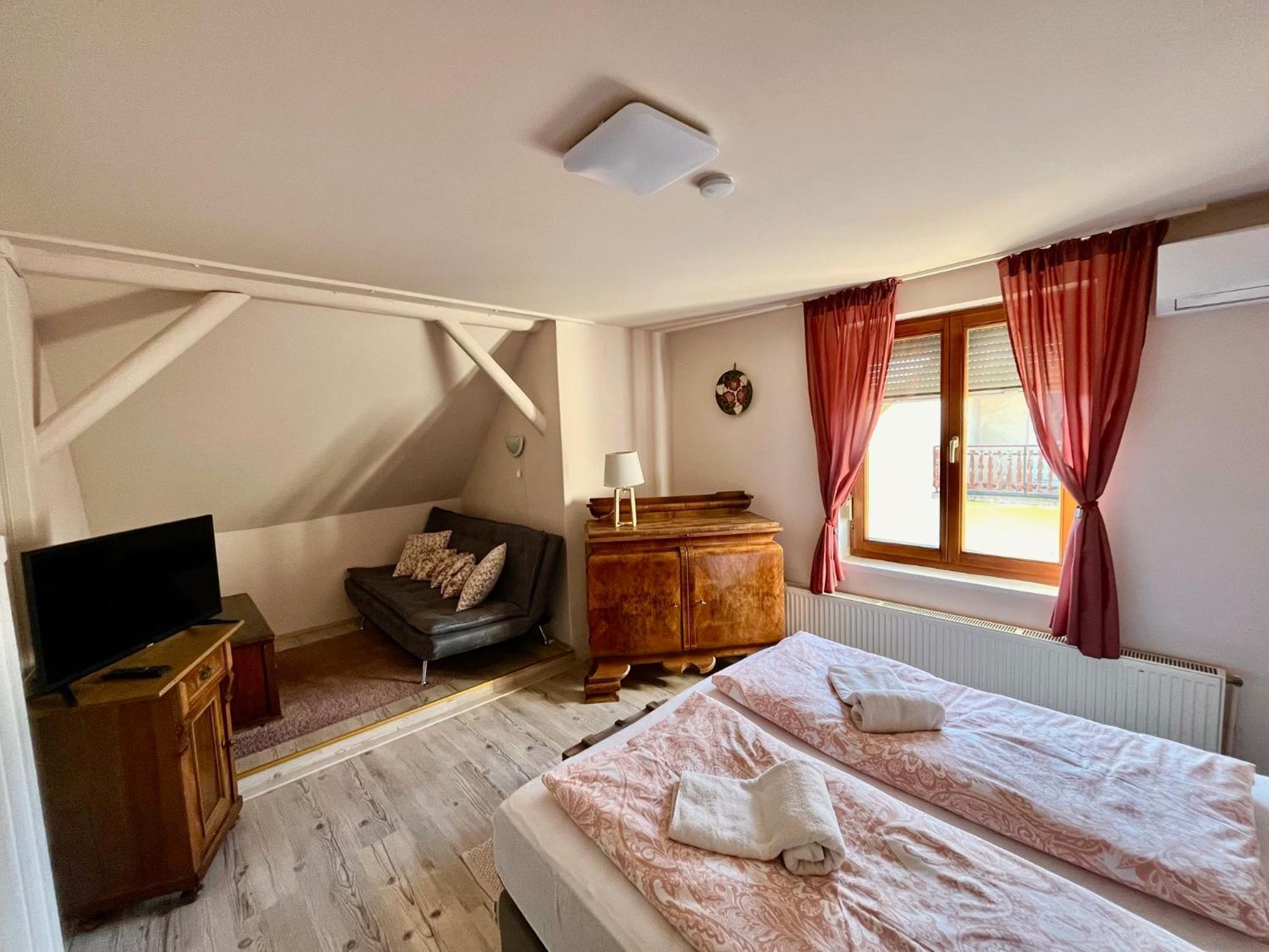 Borbaratok Vendeghaz Hotel Villány Buitenkant foto