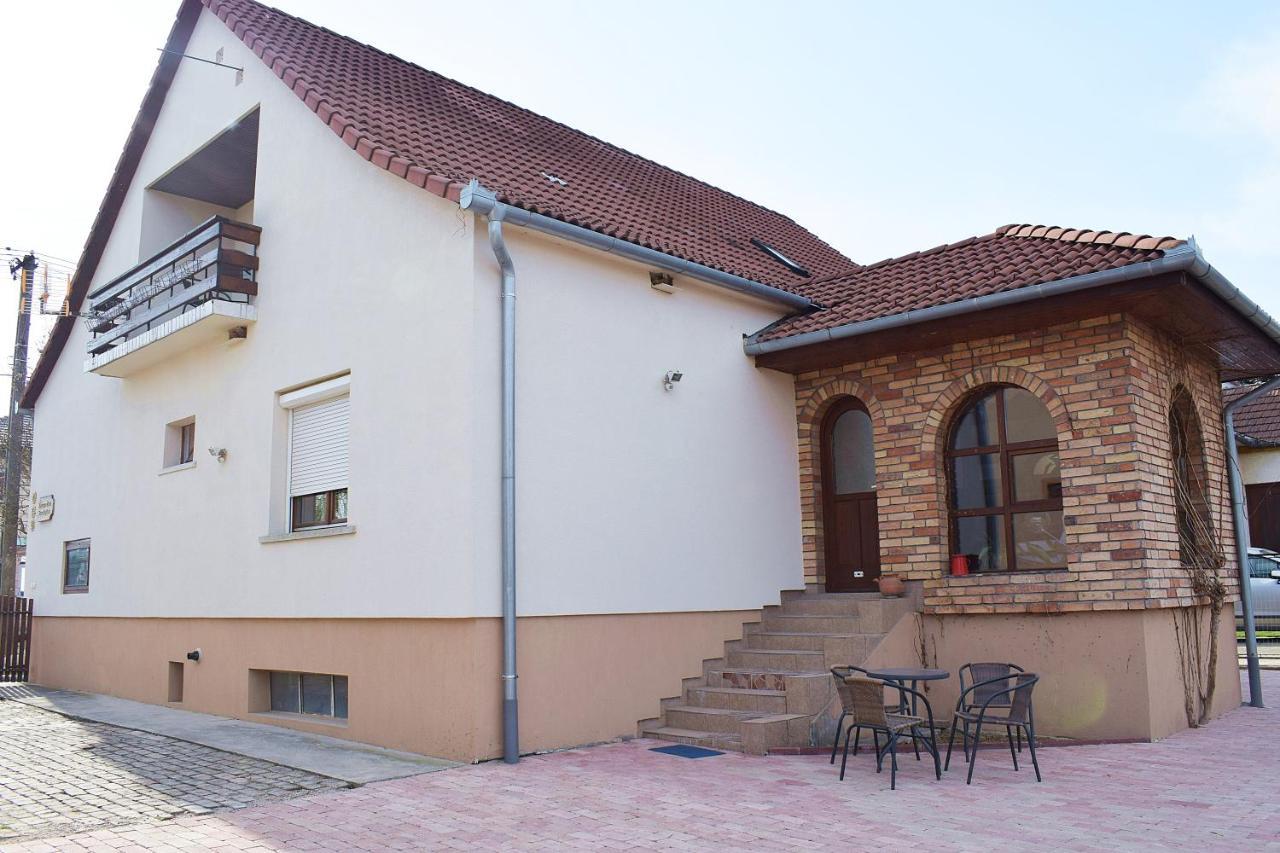 Borbaratok Vendeghaz Hotel Villány Buitenkant foto