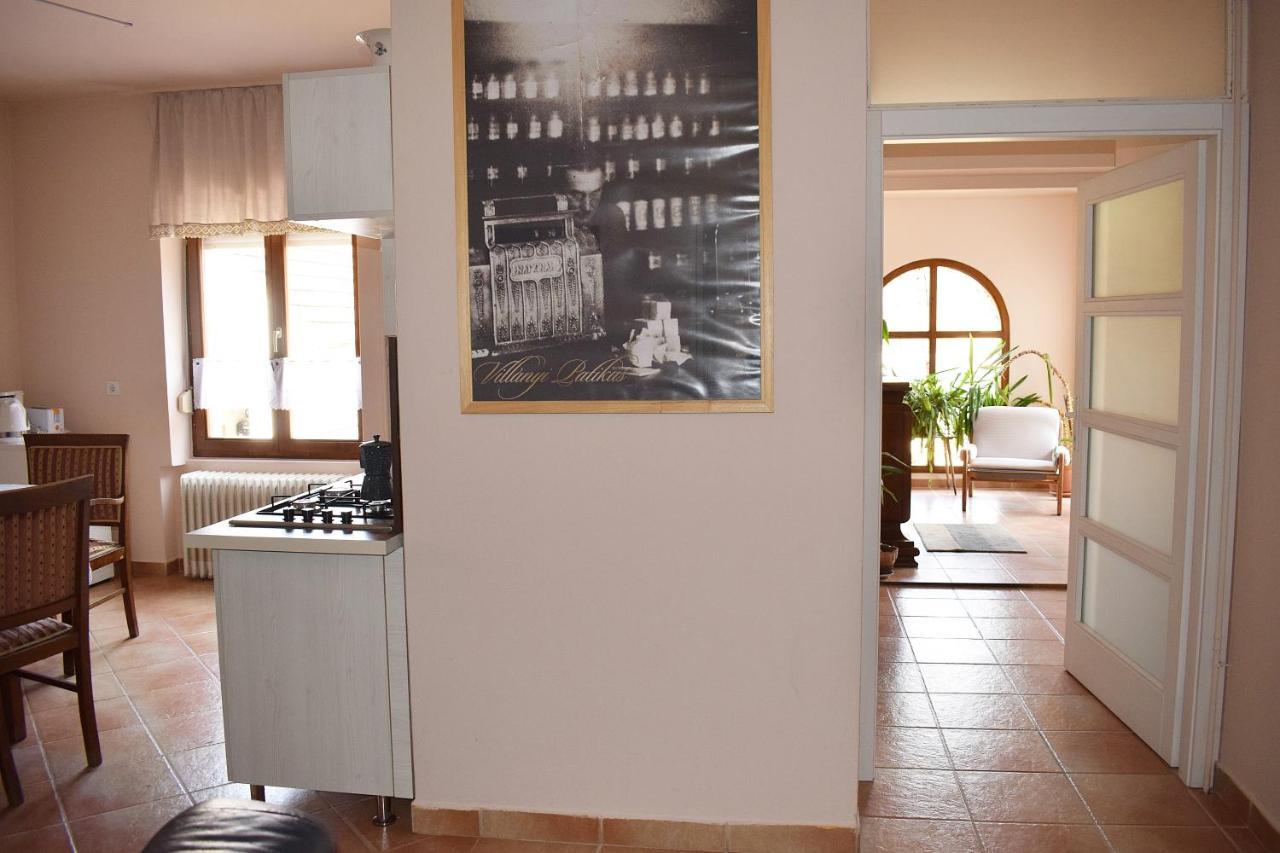 Borbaratok Vendeghaz Hotel Villány Buitenkant foto